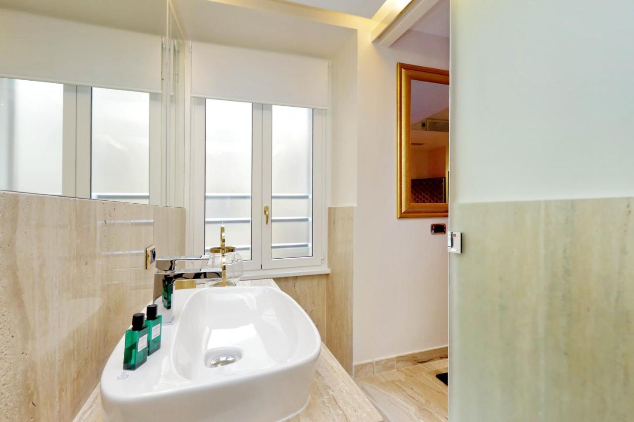 Trevi Diamond Luxury Suites & Jacuzzi Rom Exteriör bild